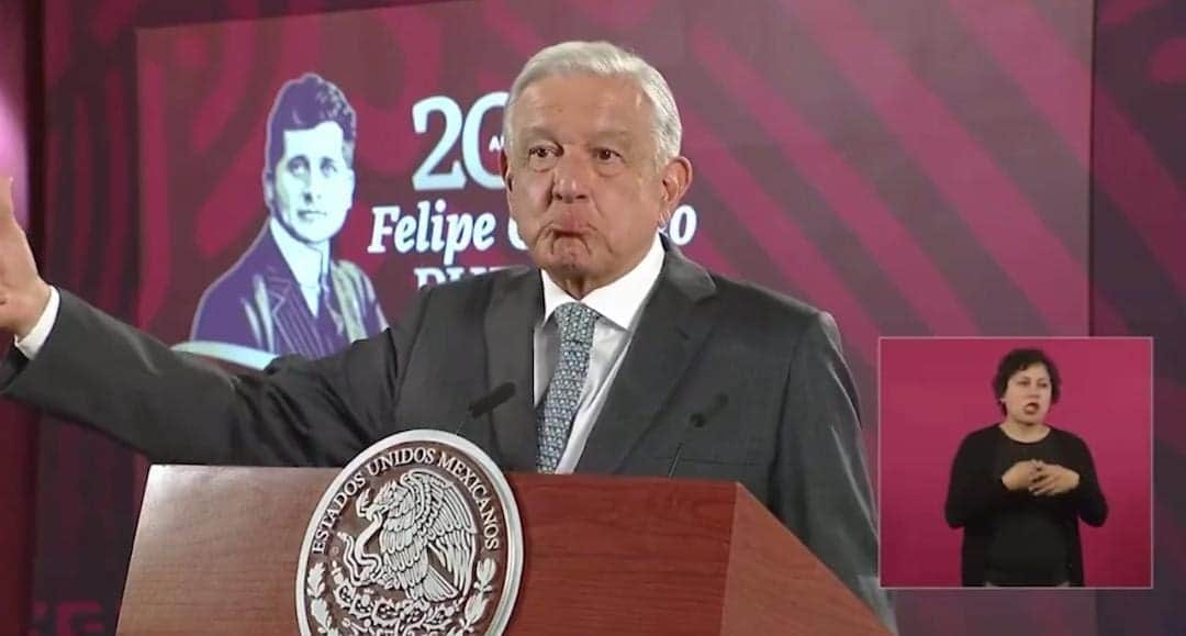 Video: AMLO dice que quien le arrojó la botella es traficante de influencias, pero es un morenista