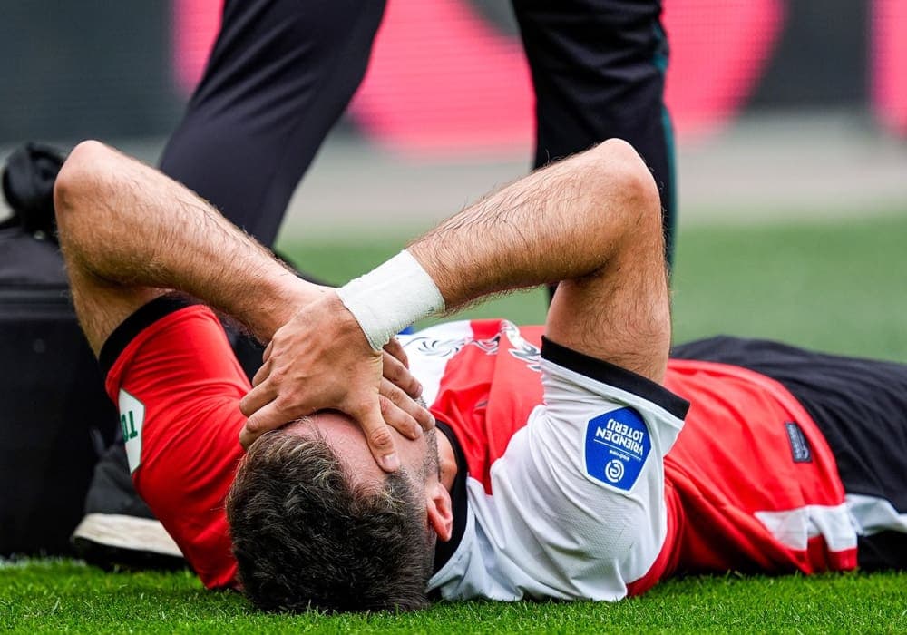 Santiago Giménez reacciona con un mensaje religioso a su grave lesión con el Feyenoord