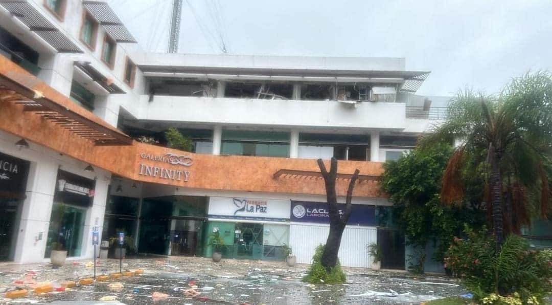 Video: Cancún inundado, árboles caídos, vidrios rotos y cortes de luz tras llegada de "Helene"