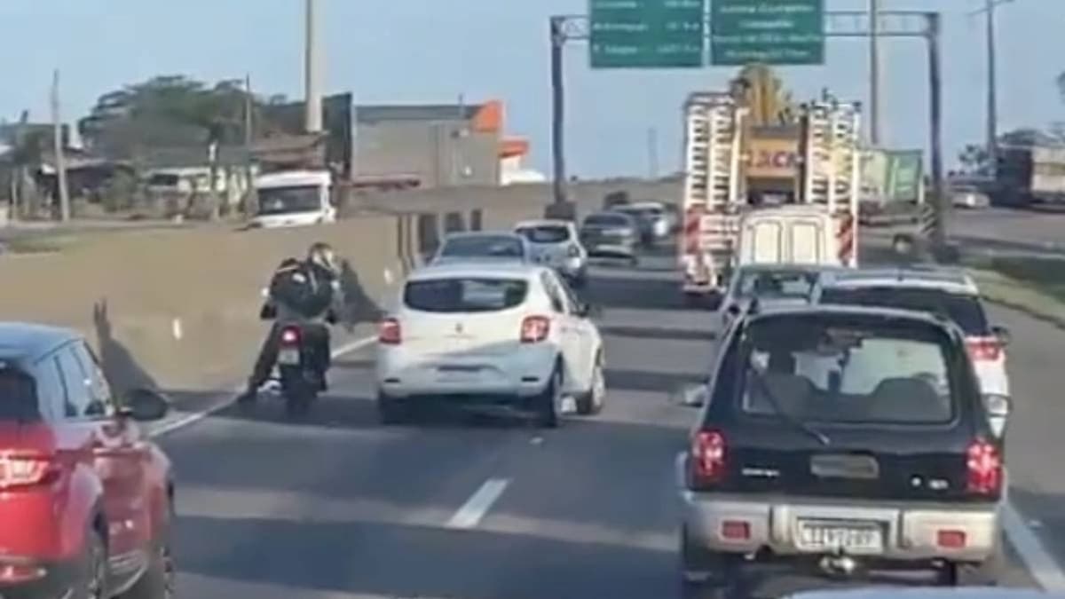 VIDEO: Motociclista es aplastado por tráiler cuando discutía con automovilista