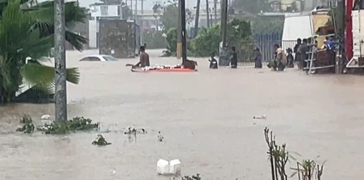 Video: Tras impacto del huracán John habitantes saquean Oxxo en Acapulco