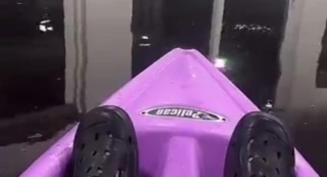 Video: Sujeto transmite desde su casa inundada por el huracán "Helene" a bordo de un kayak