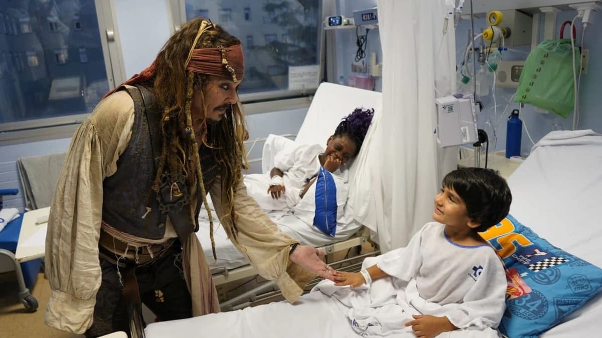 Video: Johnny Depp sorprende a los niños de un hospital en España vestido como Jack Sparrow