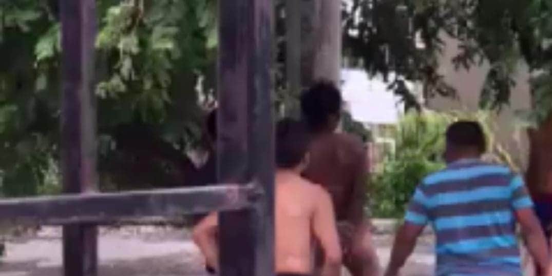 Detienen vecinos y amarran a un supuesto ladrón en Paraíso Maya en Cancún