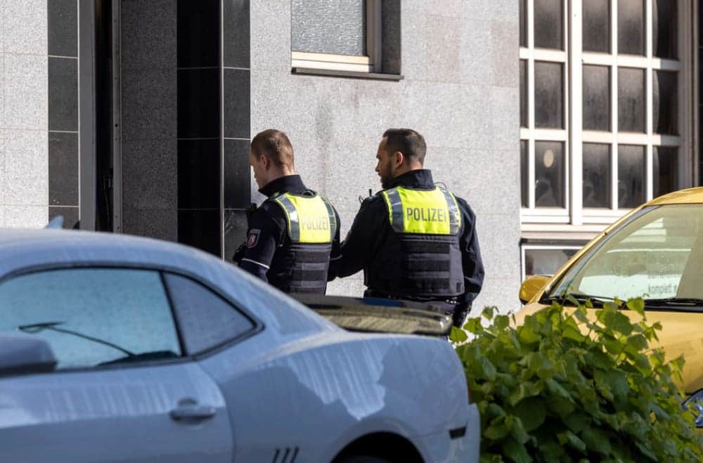 Video: Sujeto causa terror tras provocar incendios, embestir con su auto y amenazar con un machete en Alemania