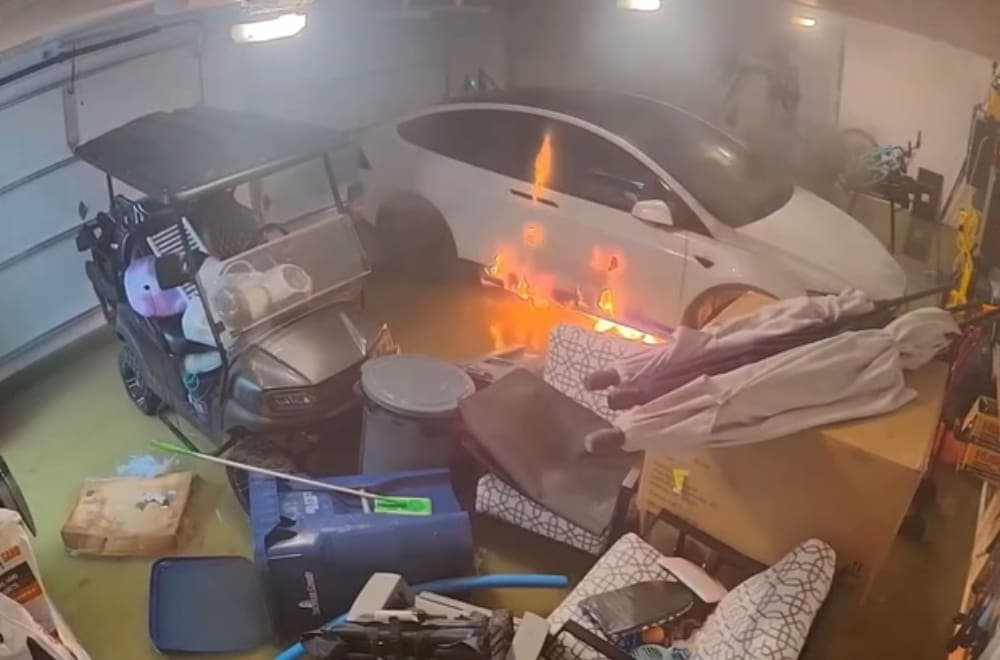 Video: Vehículo Tesla se incendia en un garaje durante el paso del huracán Helene en Estados Unidos