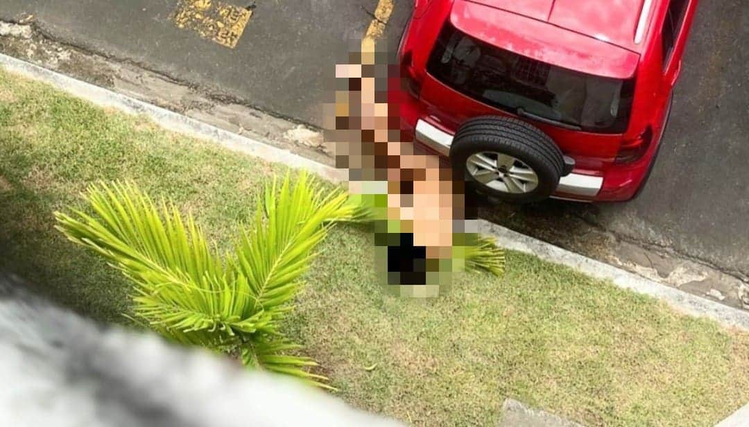 VIDEO: Policía encuentra a su mujer con un amante en su cama; lo asesina y lanza su cadáver por la ventana