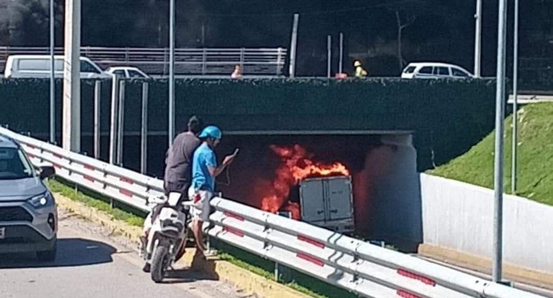 Incendio de una camioneta en el bulevar Colosio de Cancún genera inmensa columna de humo