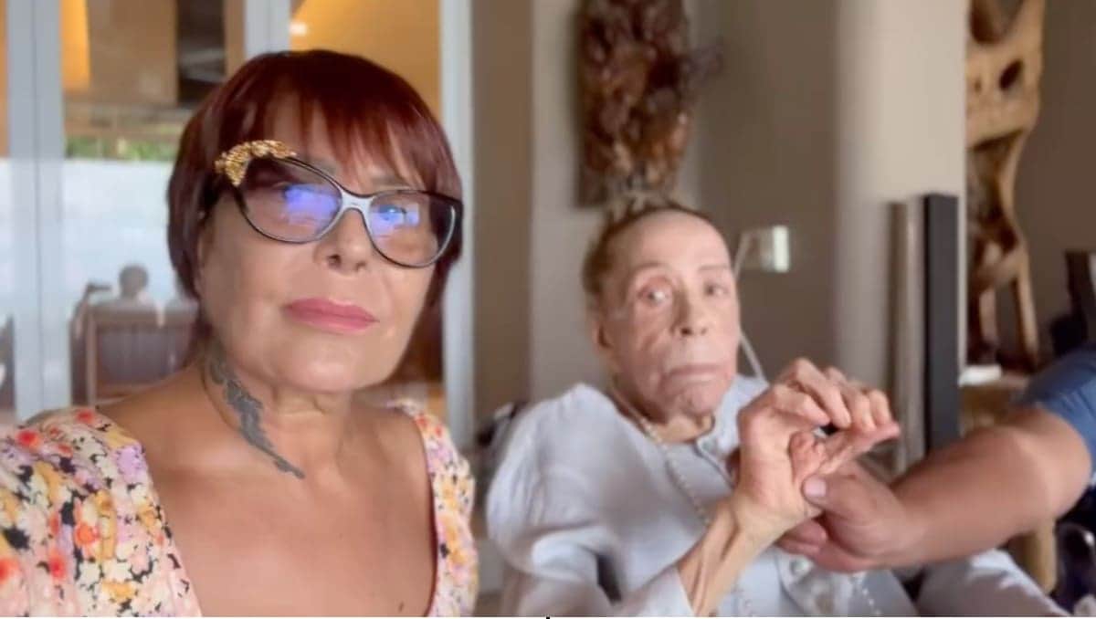 VIDEO: Critican a Alejandra Guzmán por exponer a Silvia Pinal a hacer una seña obscena