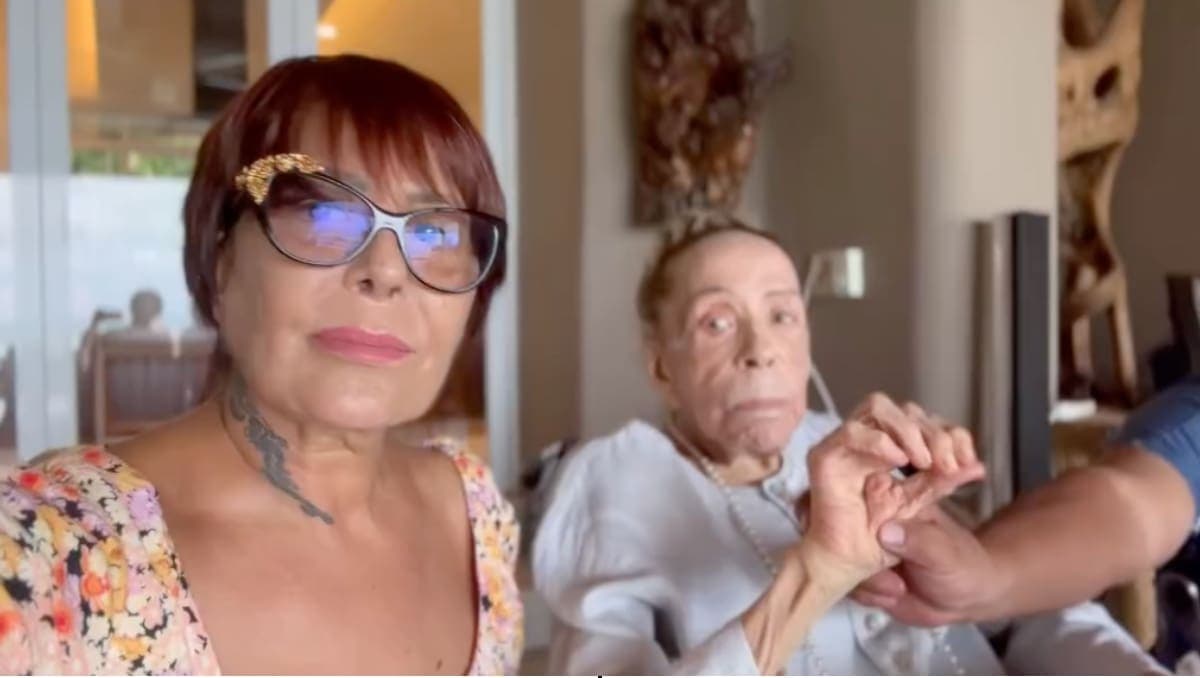 VIDEO: Critican a Alejandra Guzmán por exponer a Silvia Pinal a hacer una seña obscena