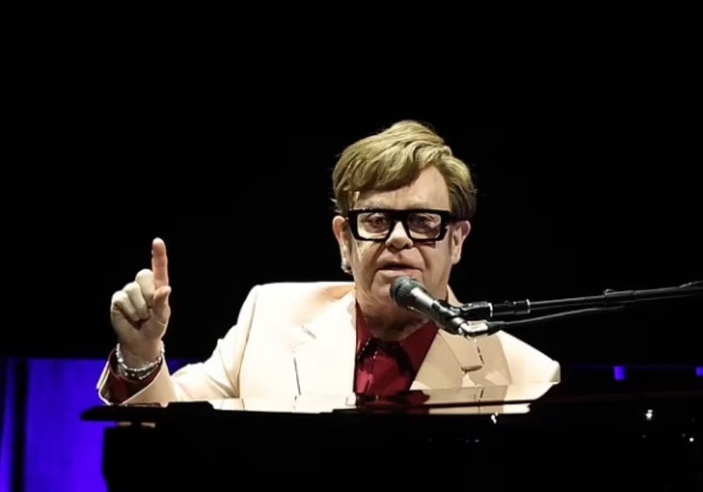 Elton John confiesa que perdió varias partes de su cuerpo tras someterse a múltiples cirugías