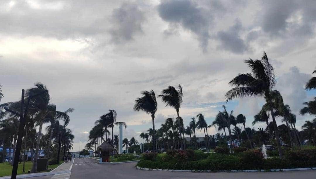 "Milton" se convierte en huracán categoría 1; Quintana Roo se mantiene en alerta azul