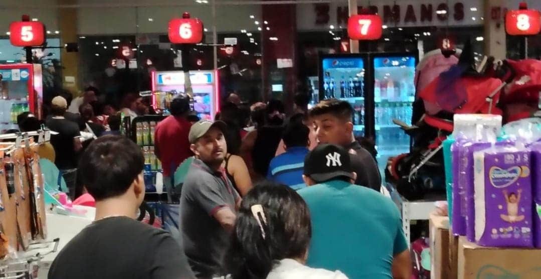 Largas filas en supermercados y gasolineras de Cancún antes de la llegada de "Milton"