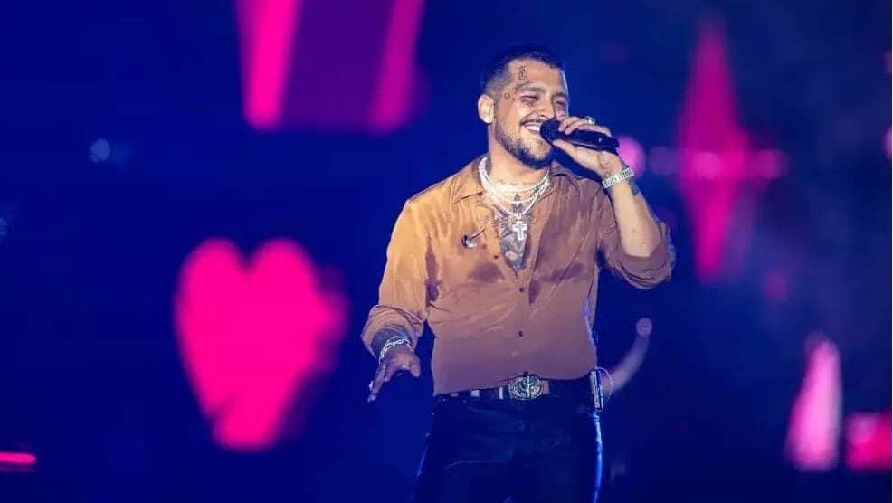 Video: Abuchean a Christian Nodal y Ángela Aguilar lo salva en pleno concierto en Guadalajara