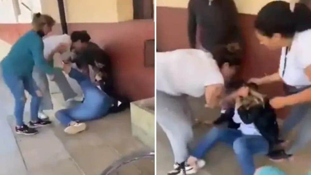 Video: Madres golpean a una maestra en la puerta de la escuela por supuestos maltratos a sus hijos