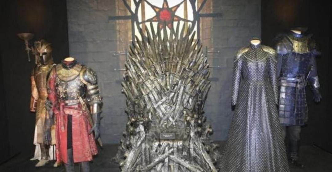 Subastan artículos de la serie Game of Thrones; recaudan hasta 21 millones de dólares