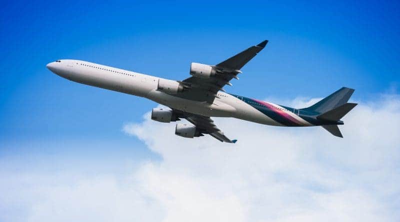 Piloto sufre infarto en pleno vuelo y pasajera termina aterrizando el avión