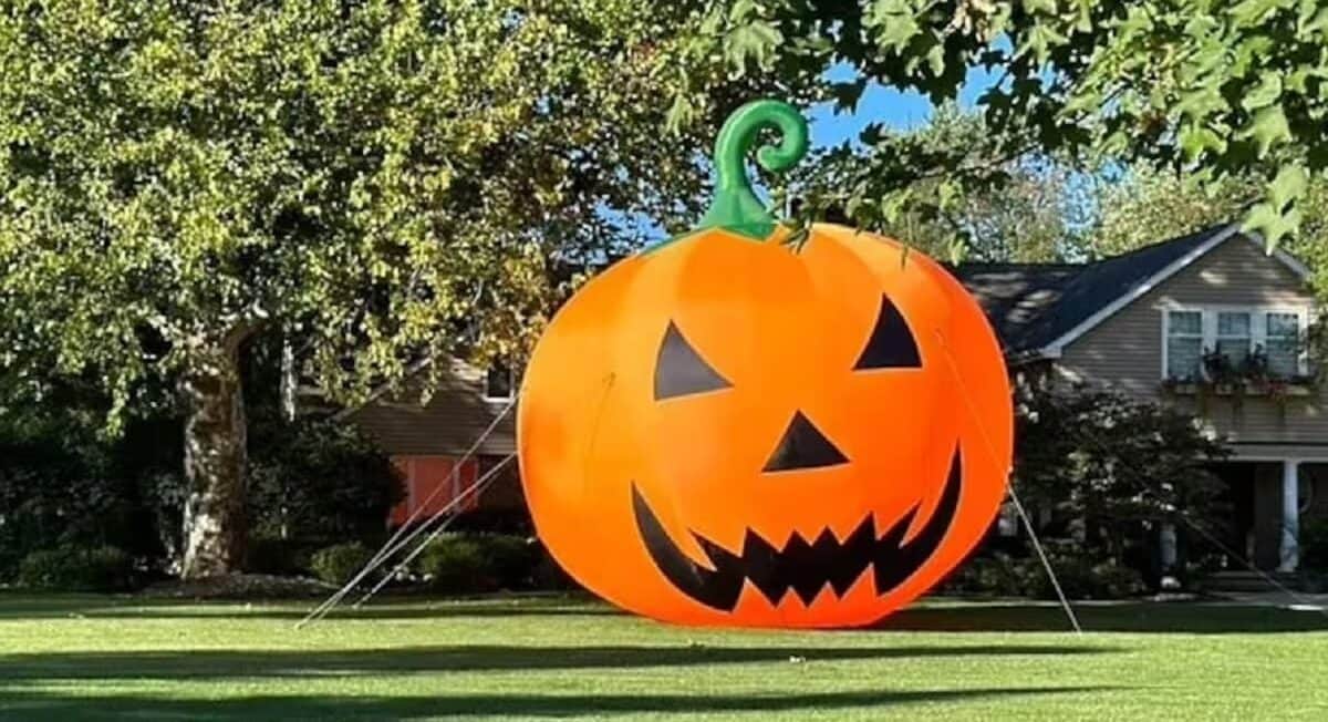 Video: Calabaza gigante se traga a policía en vísperas de Halloween