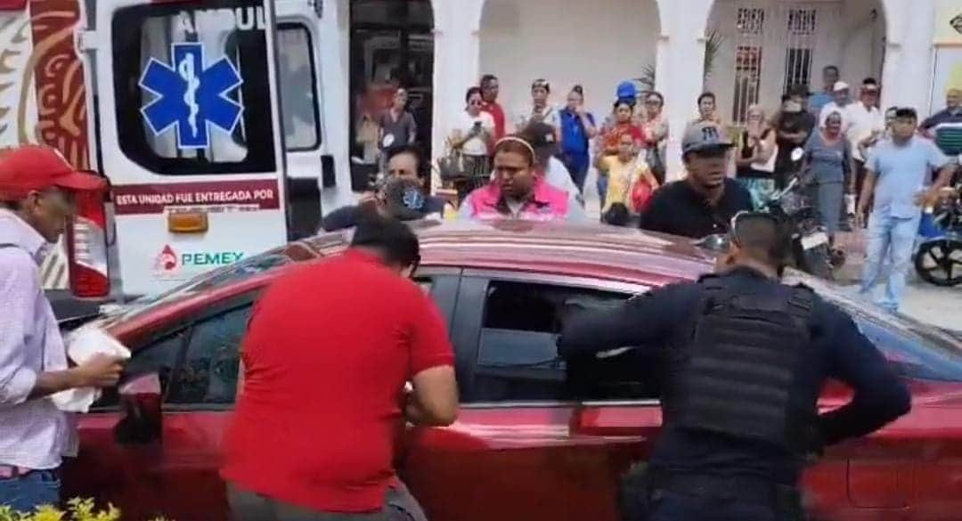 Video: Rescatan a menor de un auto luego que su padre fuera ejecutado en Veracruz