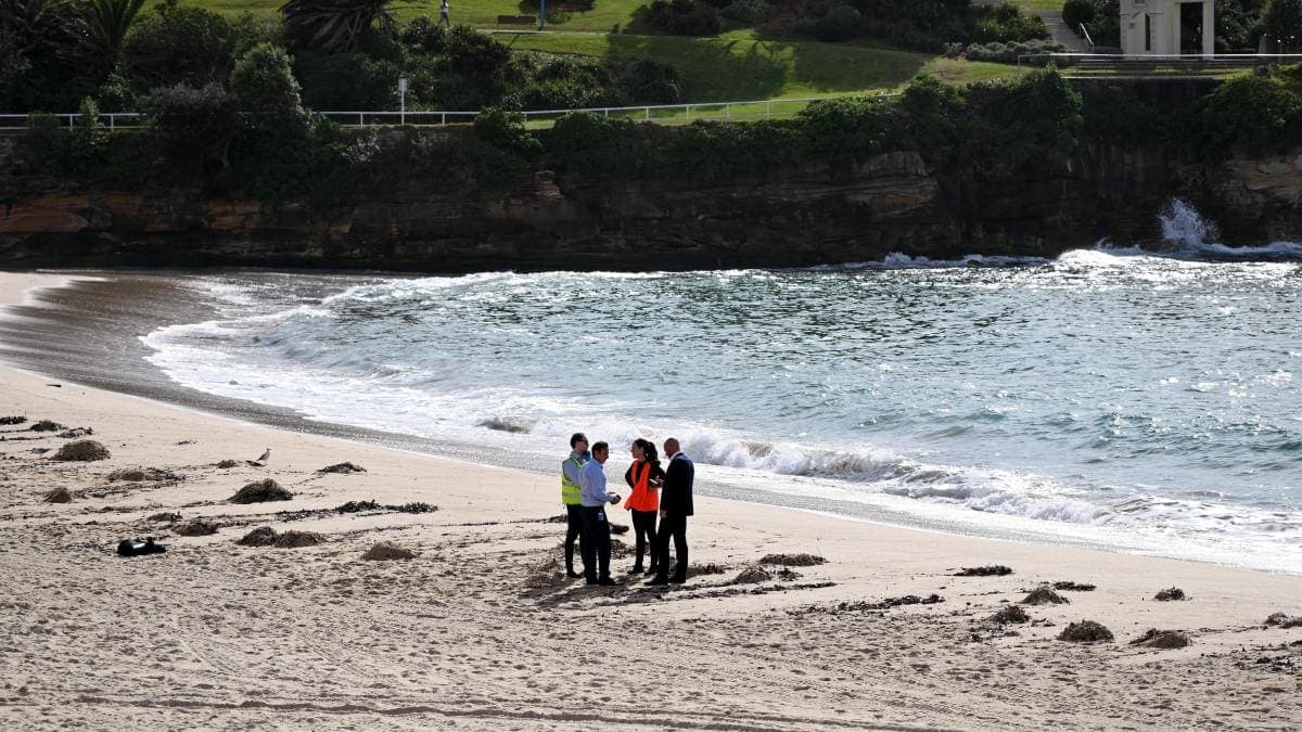 Misteriosas bolas negras obligan a cerrar dos playas de Sídney