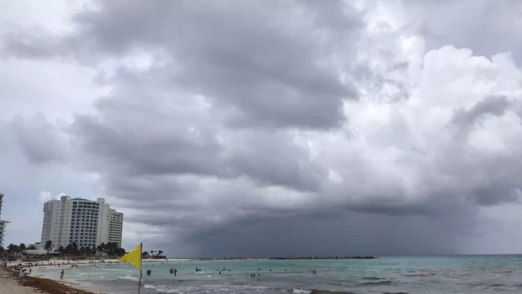 Alertan formación de la tormenta tropical Nadine frente a costas de Quintana Roo