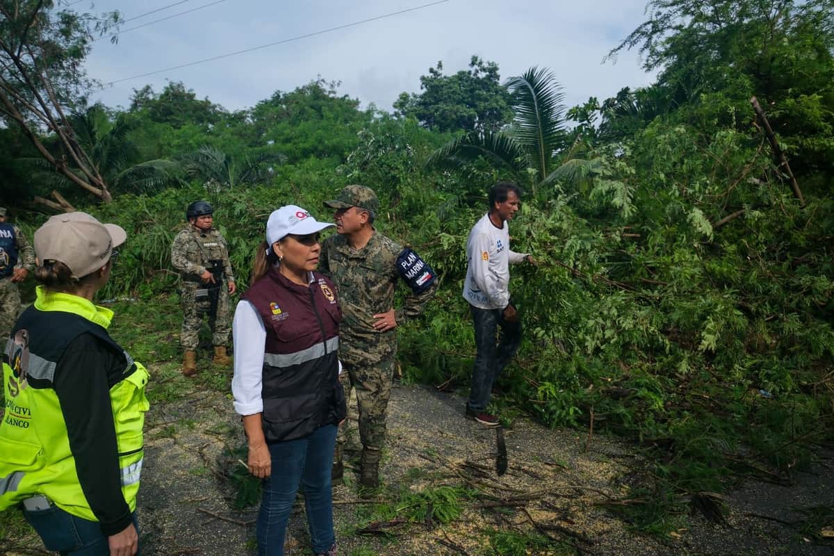 Mara Lezama sigue recorriendo calles y colonias de Chetumal, supervisando el correcto restablecimiento de servicios para el bienestar de las personas