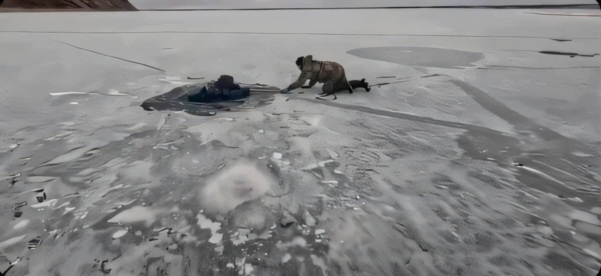 VIDEO: Pescadores rescatan a hombre atrapado bajo el hielo en Rusia