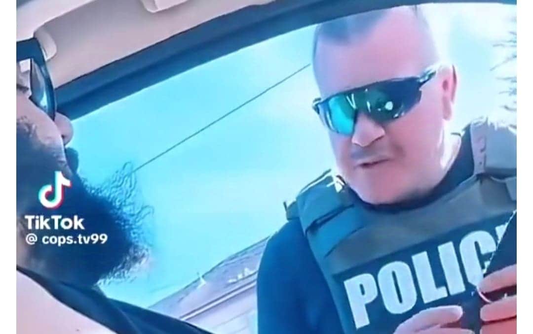 VIDEO: Oficial detiene a hombre que intentó conducir con licencia que lo identificaba como un gato