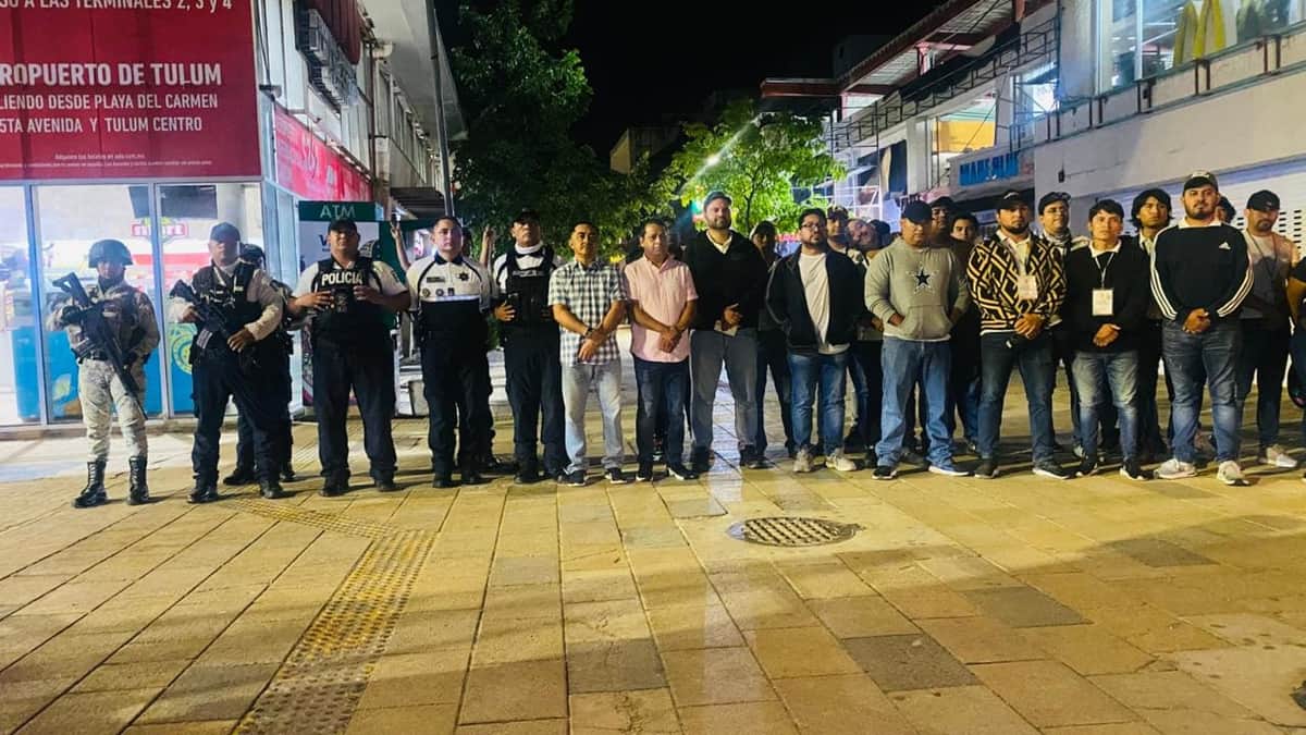 Limpian la Quinta Avenida: En operativo contra ambulantaje retiran puestos fijos de la zona turística de Playa del Carmen