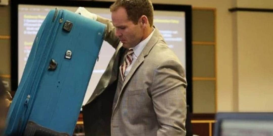 Mujer es culpable de asesinato por dejar morir a su novio dentro de una maleta