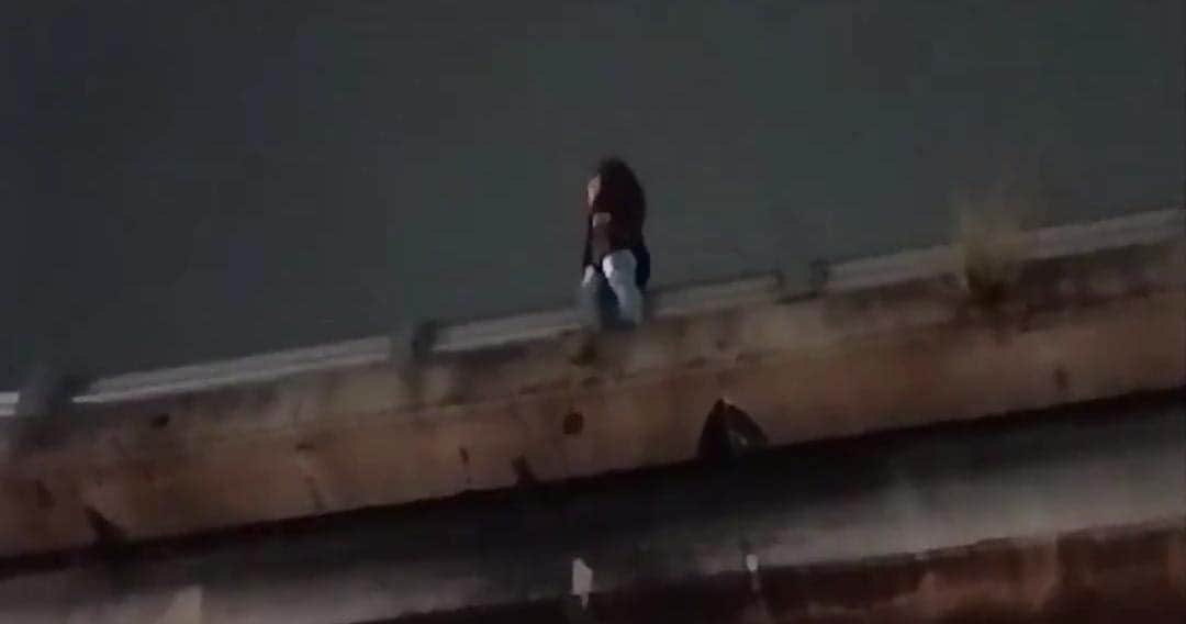 Video: Chofer del transporte público salva a una joven de arrojarse de un puente en Puebla