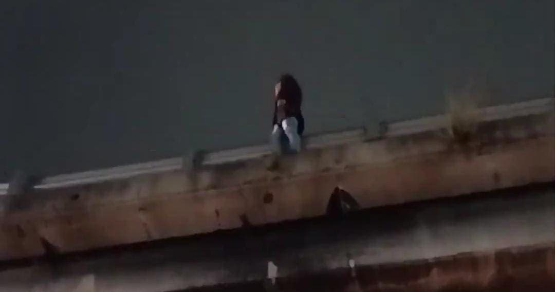 Video: Chofer del transporte público salva a una joven de arrojarse de un puente en Puebla