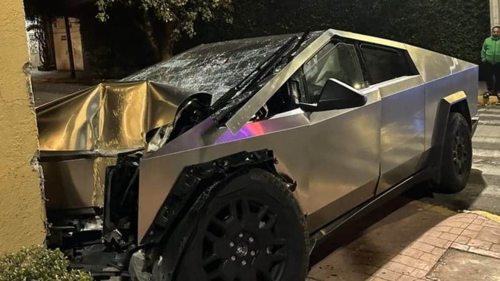 Video: Camioneta Tesla Cybertruck queda destruida tras chocar contra una casa en CDMX