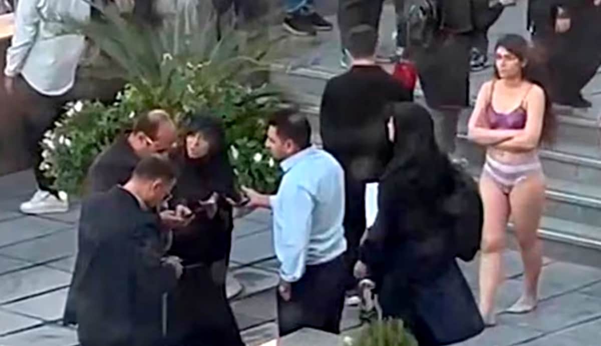 Video: Agredida y acosada por no llevar hiyab (velo), joven iraní se desnuda en la calle como protesta