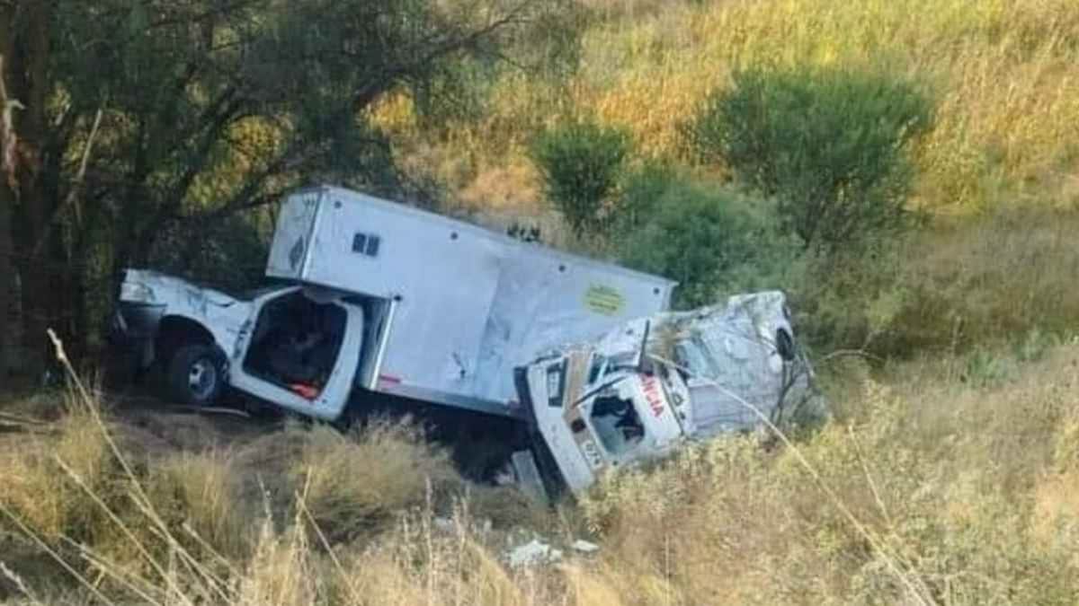 Tras accidente, ambulancia y camioneta de carga terminan en un barranco en la autopista México-Querétaro
