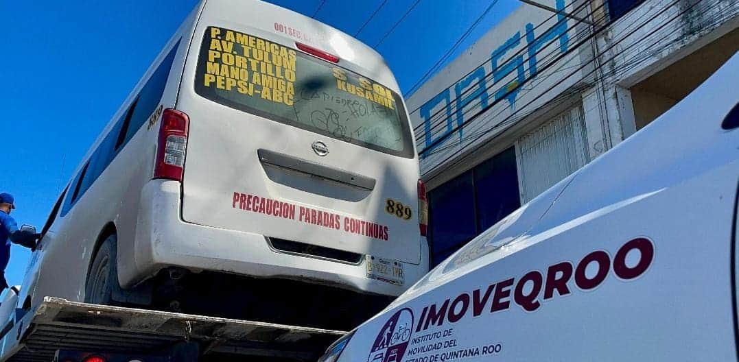 Video: Sancionan a chofer de combi de Cancún por cargar gasolina con pasajeros a bordo