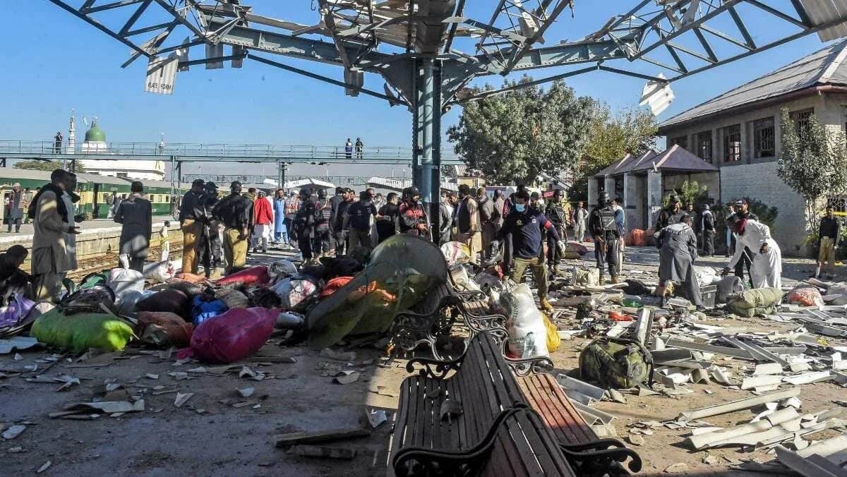 Video: Atentado terrorista en una estación de tren deja al menos 26 muertos en Pakistán
