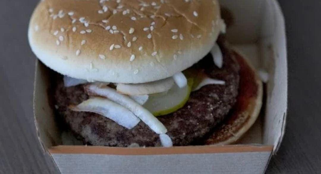 Van 104 casos de personas afectadas por hamburguesas contaminadas de McDonald's