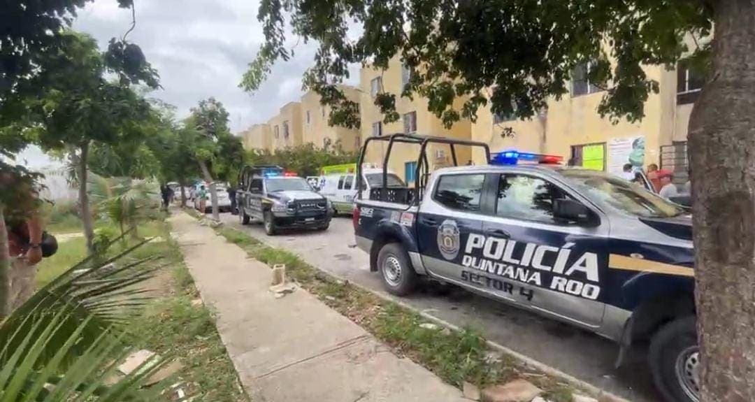 Joven con esquizofrenia mata a su padre a machetazos en Cancún y lesiona a su madre