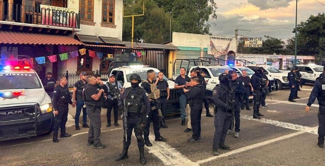 Video: Grupo armado secuestra a un restaurantero y provoca balacera en Pátzcuaro, Michoacán