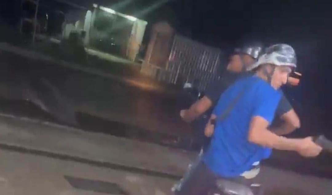 Video: Captan a sujetos apuntando con un arma a un empleado de Farmacias Yza en Cancún
