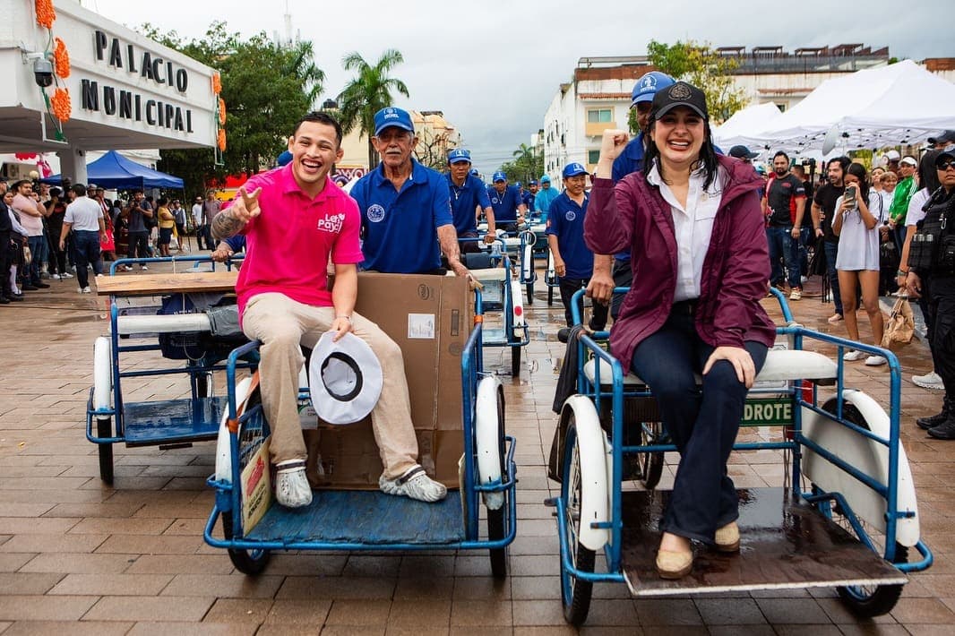 "Lazy Boy", peleador de la UFC fue el invitado especial del desfile del 20 de noviembre en Playa del Carmen