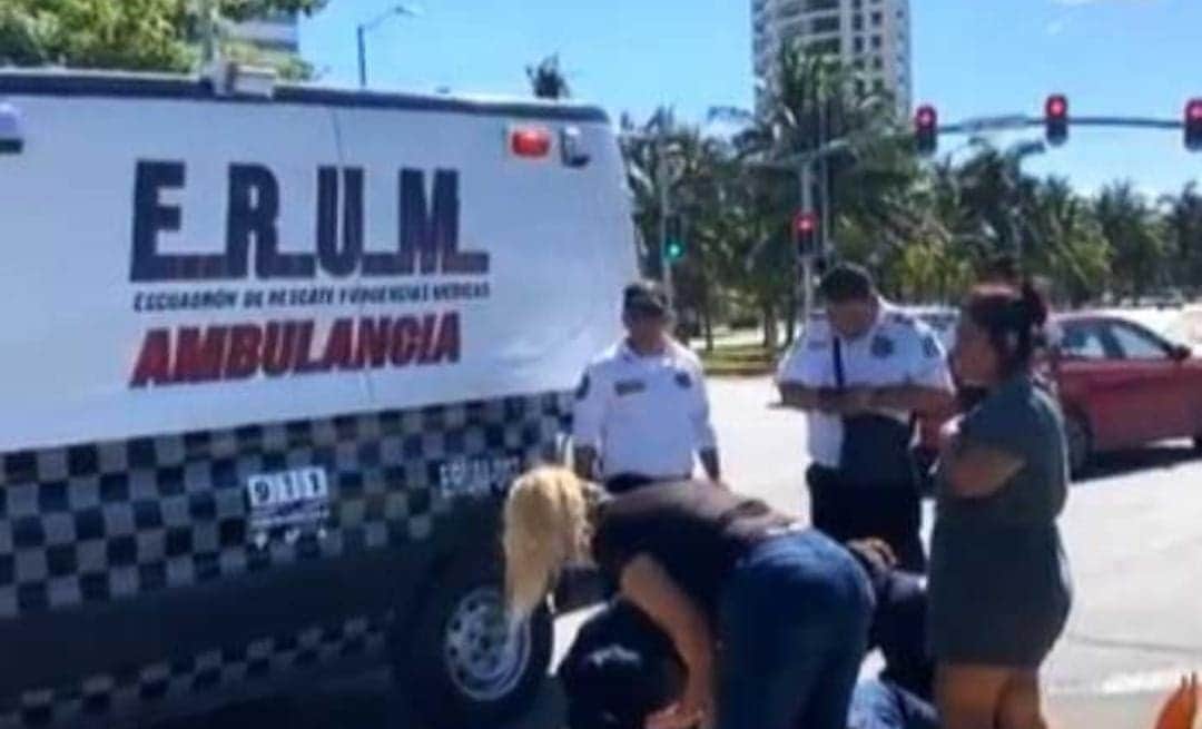 Automovilista impacta a repartidor de comida en el centro de Cancún