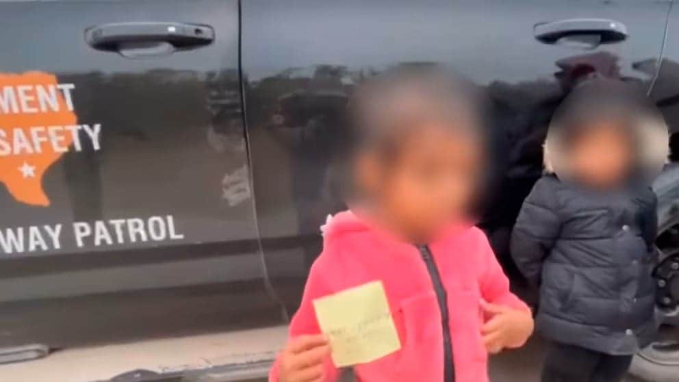 Video: Rescatan a niña de dos años tras cruzar sola la frontera entre EU y México