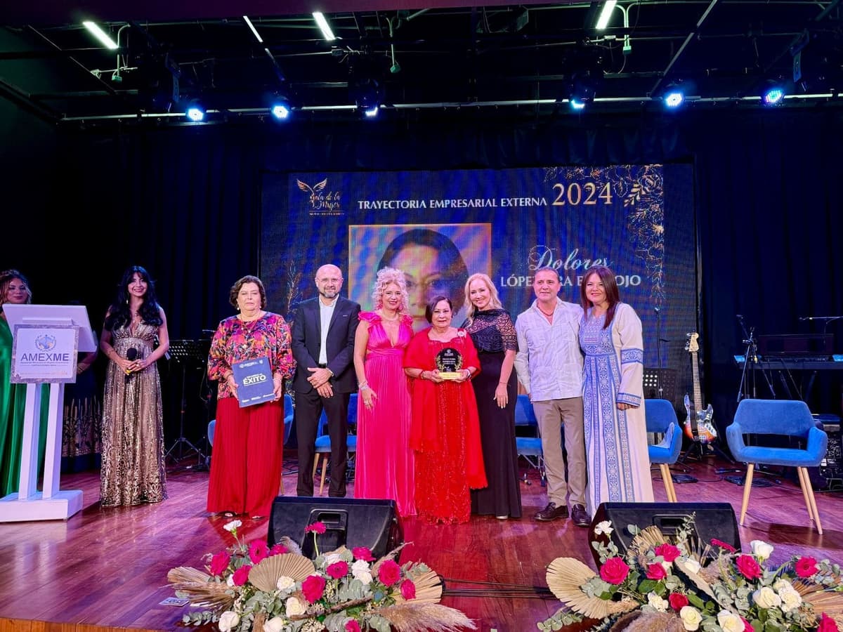 Dolores López Lira recibe el Premio a la Trayectoria Empresarial Externa en la Gala AMEXME Riviera Maya 2024