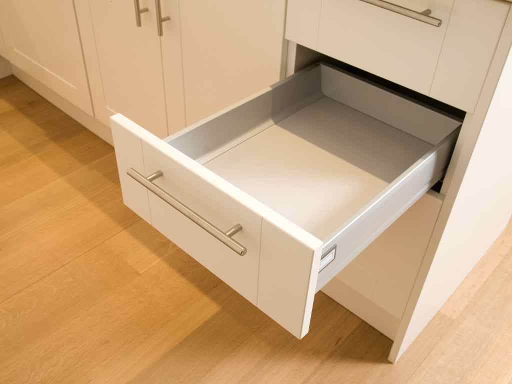 Condenan a madre por encerrar a su hija en un cajón durante tres años en Reino Unido