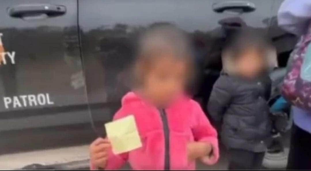 Video: Detienen a niña salvadoreña de dos años que viajaba sola en Texas, estaba con otros migrantes