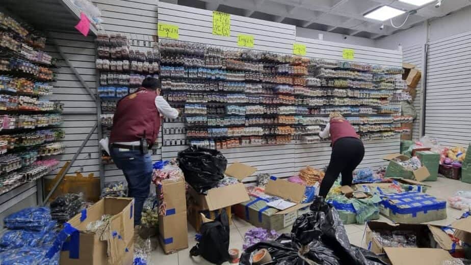 Ejecutan operativo en Plaza Izazaga 89 de CDMX para decomisar mercancía china ilegal
