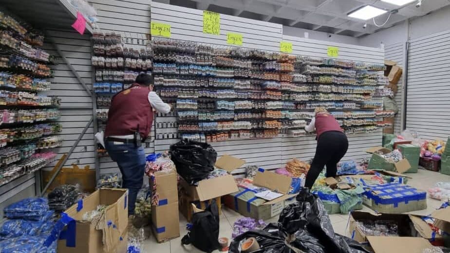 Ejecutan operativo en Plaza Izazaga 89 de CDMX para decomisar mercancía china ilegal