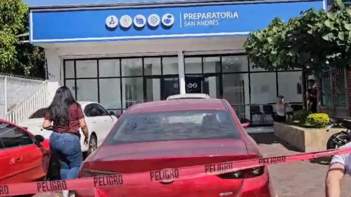 Estudiante de preparatoria saca un martillo de su mochila y agrede a dos de sus compañeros en Guadalajara